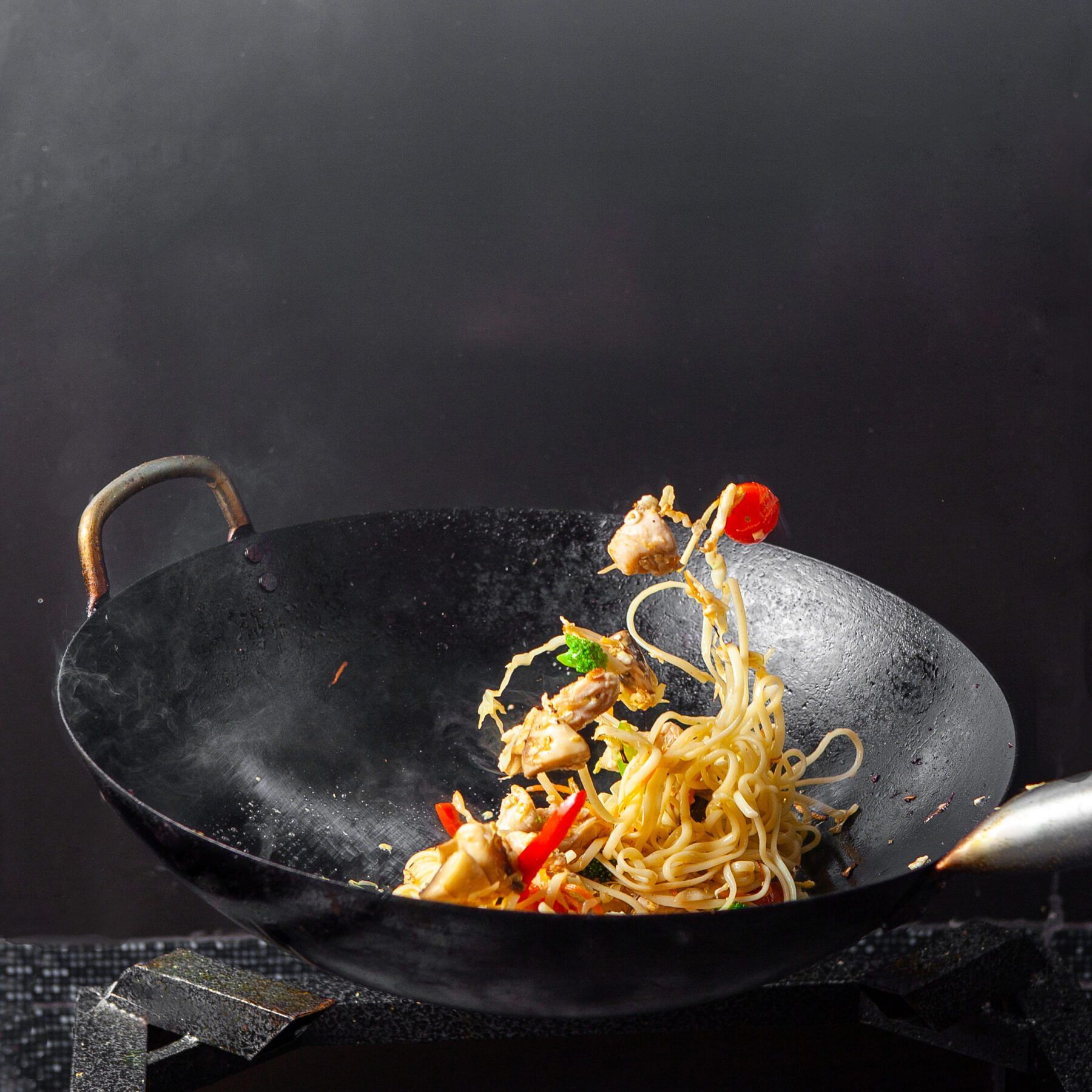 Different materials of non stick woks